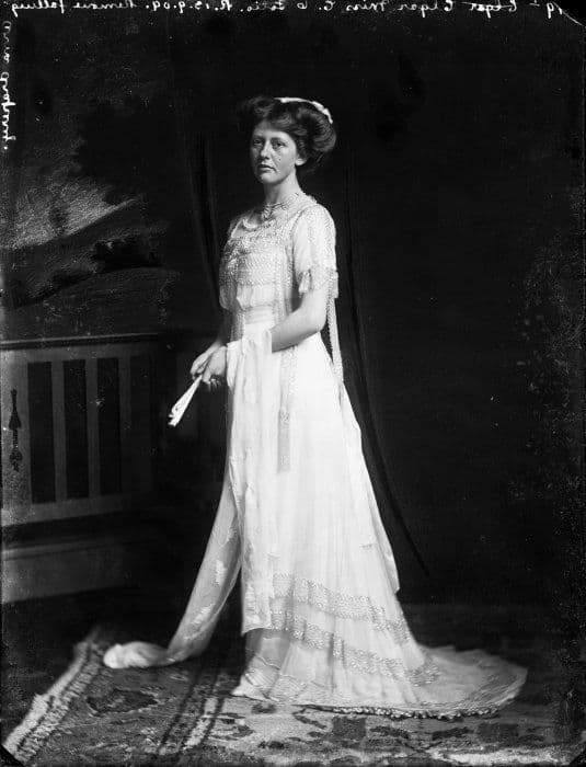 Enid Elgar 1909 aged 18